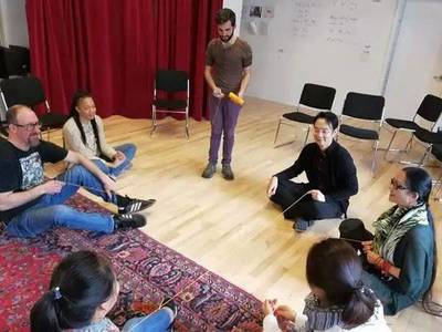 跨越山海的戲劇對話 一位美國導演與涼山彝族版《羅密歐與朱麗葉》