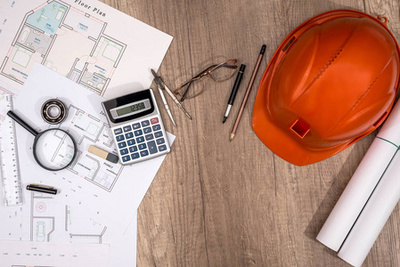 在白紙上的圖紙是一個螺栓, 鉛筆, 黑色標(biāo)志, 金屬長度的蘭尼和一個紅色卷尺的措施, 工程工作的主題