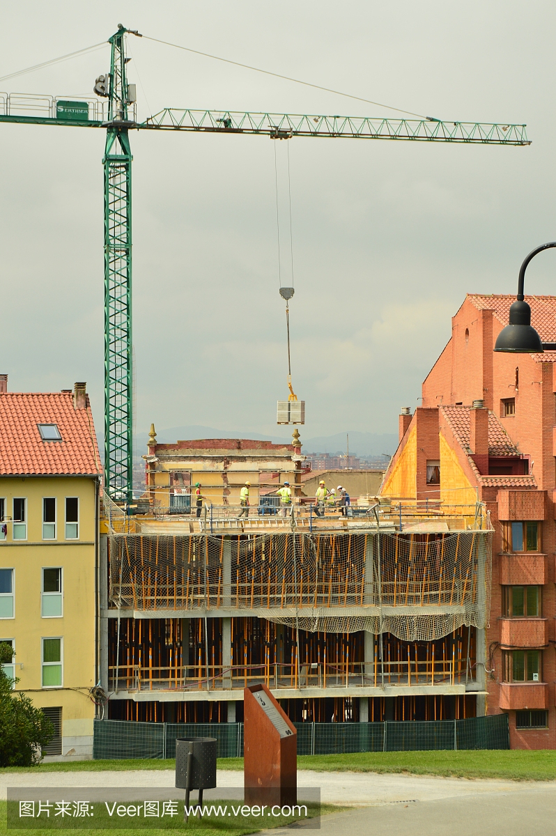在建筑工地上工作的磚瓦匠、木匠和起重機(jī)操作員。采購產(chǎn)品建筑,工程和服務(wù),工藝,肖像。