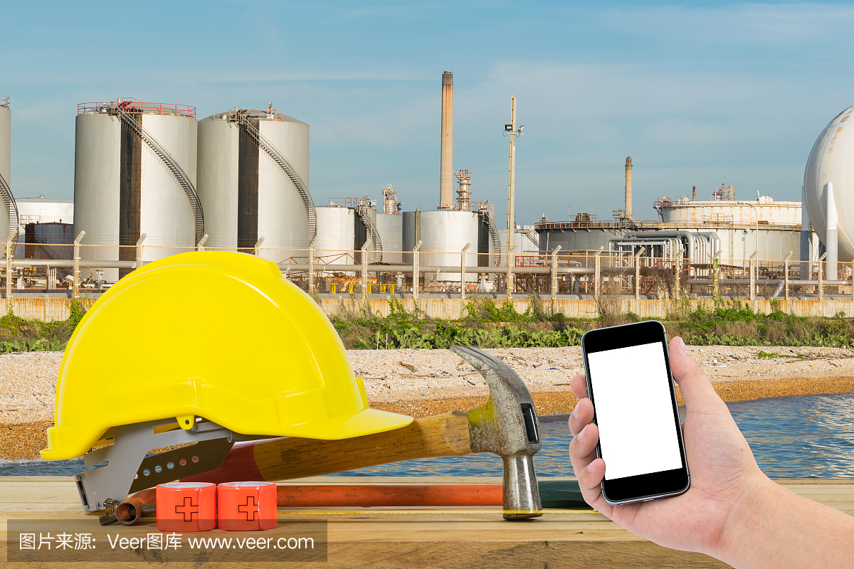 手握黑色智能手機(jī)在煉油行業(yè)
